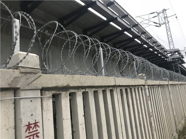 鐵路防護柵欄用刀刺滾籠圖片4